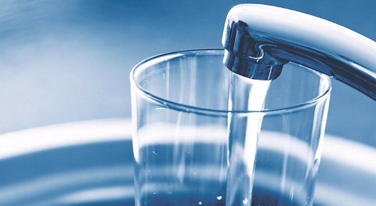Latribuna.cl, «40,4 % de las escuelas rurales en Chile no tienen abastecimiento formal de agua potable», 27 de noviembre de 2021