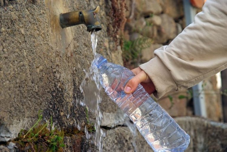 La tribuna.cl, 25 de noviembre 2021, «Estudio revela que el 40,4 % de las escuelas rurales en Chile no cuenta abastecimiento formal de agua potable»